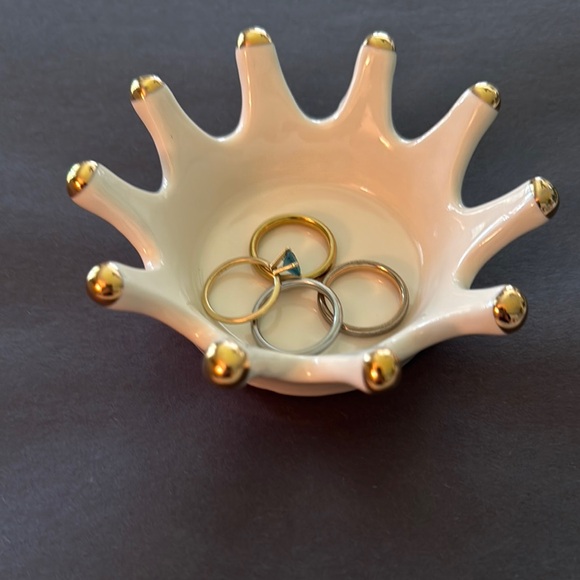 White and Gold Crown Ring Holder - Picture 3 of 4